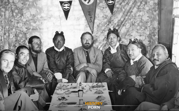 Тибет, 1938–1939 годы. На фотографии — участники нацистской..0