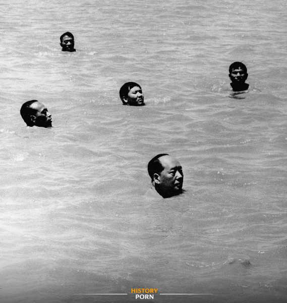 Ухань, Китай, 1966 год. Председатель Мао Цзэдун плывёт по реке..0