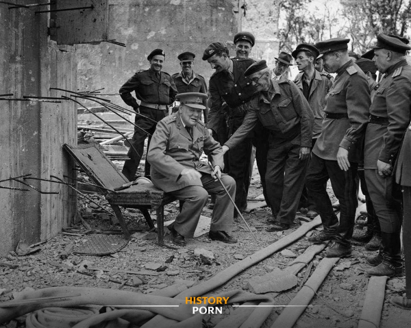 Уинстон Черчилль позирует, сидя на повреждённом кресле из..0