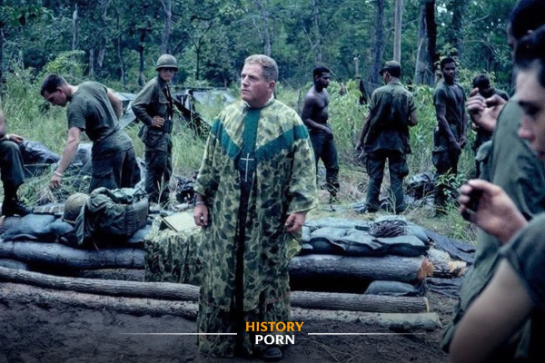 Вьетнам, 1968 год. На фотографии — армейский священник, одетый в..0