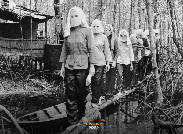 Вьетнам, 1972 год. На фотографии — боец Вьетконга в маске,..0
