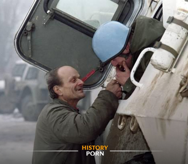 12 января 1993 года, осаждённое Сараево. Житель города прикуривает..0