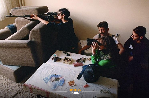 Боснийские снайперы, среди них Надя Ериагич (слева) с винтовкой..0