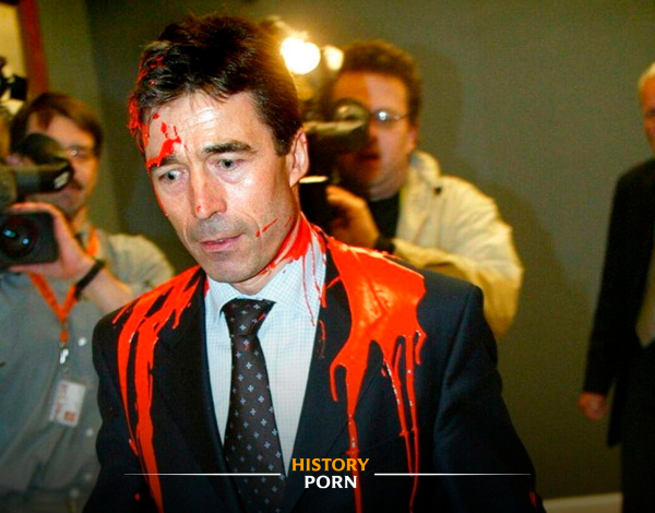 Датский премьер-министр Андерс Фог Расмуссен был облит красной..0