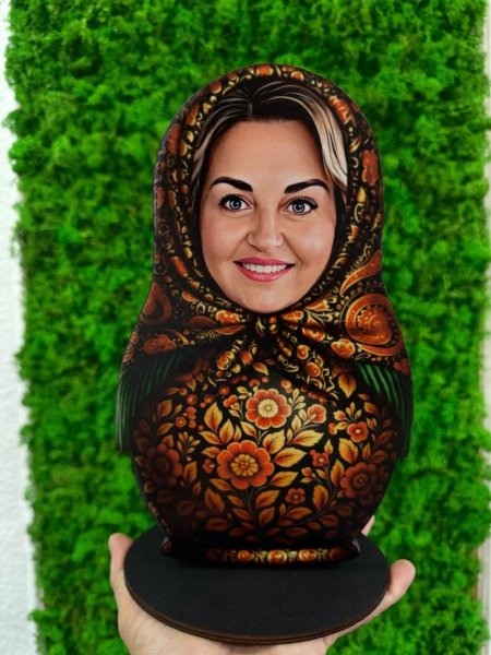 Ее фигурка в образе русской матрешки. Прикольный и неожиданный..0