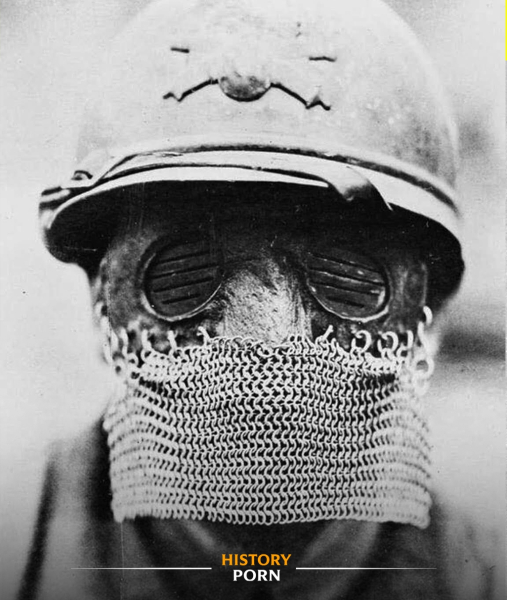 Французский солдат 1918 года носит стальной шлем с прикреплённой..0