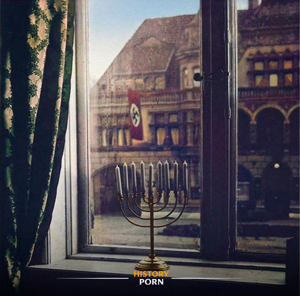 Германия, 1931 год. Менора стоит на подоконнике дома еврейской..0