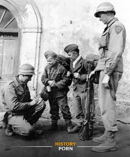 Германия, 1945 год. На фотографии двое американских военных..0