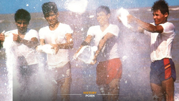 Колумбийская полиция уничтожает изъятый кокаин, сбрасывая его в..0