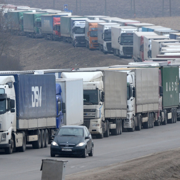 На границе с Казахстаном застряли семь тысяч фур с китайскими..0