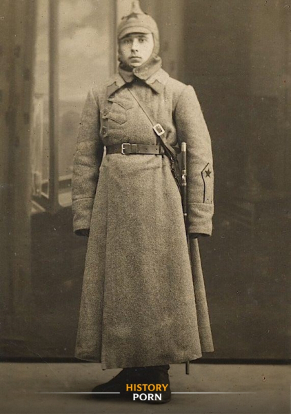 Начало 1920-х годов. На фотографии — молодой офицер Красной Армии в..0