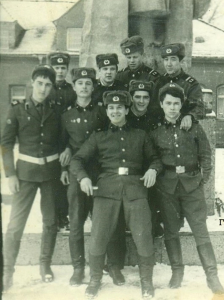 Они стояли в самом сердце Европы — солдаты великой страны,
и даже..0