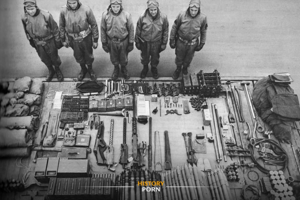 США, 1943 год. На фотографии — полный экипаж танка M4 Sherman, стоящий..0