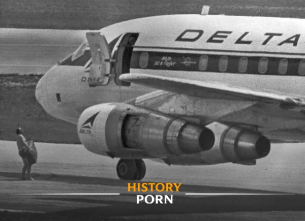 США, 1972 год. На снимке агент ФБР, раздетый до нижнего белья,..0
