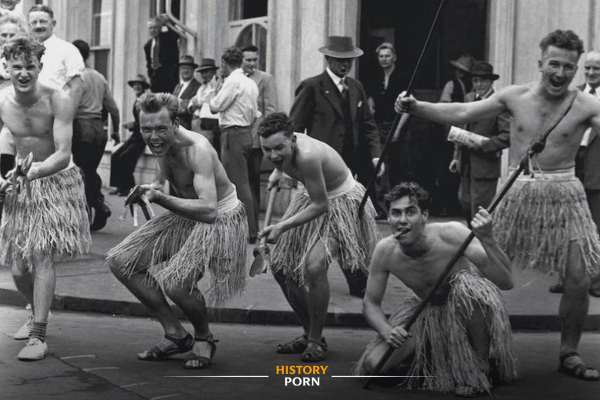 Студенты Оклендского университета исполняют шуточный вариант..0