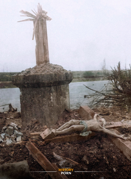 В 1918 году на Западном фронте Первой мировой среди руин разбитой..0