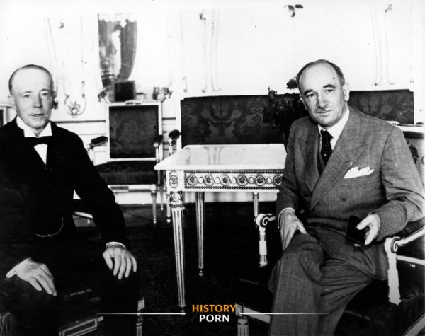 В просторном и утончённом кабинете президентского дворца в..0