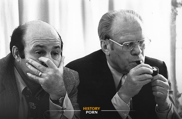 Вашингтон, 2 ноября 1976 года. На фотографии двое мужчин наблюдают..0