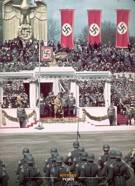 Военный парад к пятидесятилетию Адольфа Гитлера состоялся 20..0