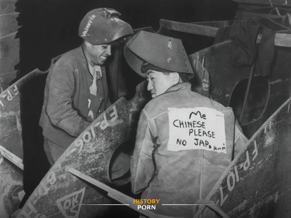 Американский Китаец с табличкой о том, что он не японец, чтобы..0