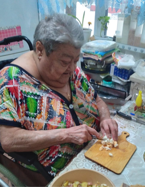 Ампутирована нога, нет слуха.
Одинокой бабушке очень нужна..2