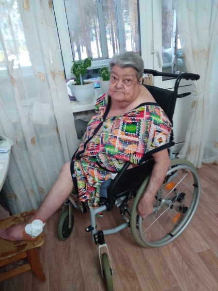 Ампутирована нога, нет слуха.
Одинокой бабушке очень нужна..0