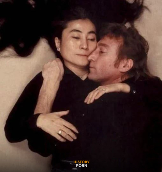 Фотография Джона Леннона и Йоко Оно, снятый 8 декабря 1980 года, за..0