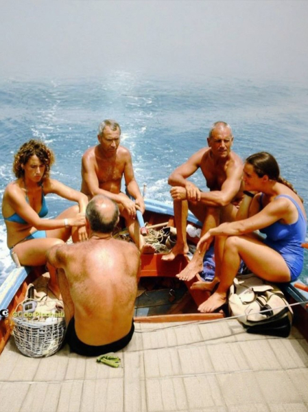 Известный итальянский дайвер Энцо Майорка погружался..1