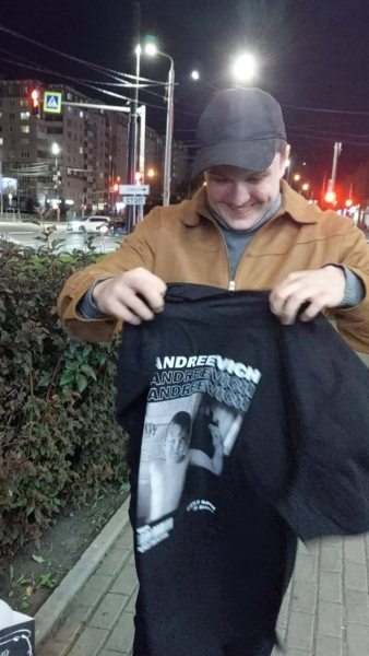 Когда он увидел эту футболку, он усмехнулся так по-детски, как на..2