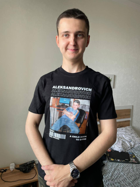 Когда он увидел эту футболку, он усмехнулся так по-детски, как на..1