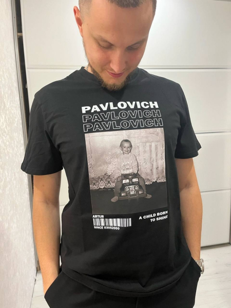 Когда он увидел эту футболку, он усмехнулся так по-детски, как на..0