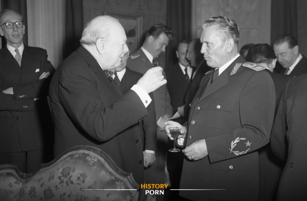 Лондон, Даунинг-стрит, 10, 1953 год. На фотографии — премьер-министр..0