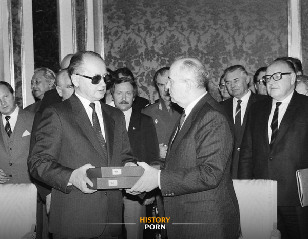 Москва, апрель 1990 года. На фотографии запечатлён момент, когда..0