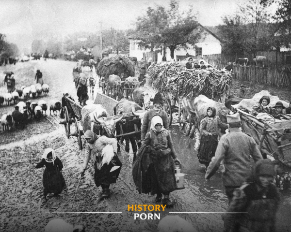 На фотографии — сербские беженцы, среди которых и мирные жители,..0