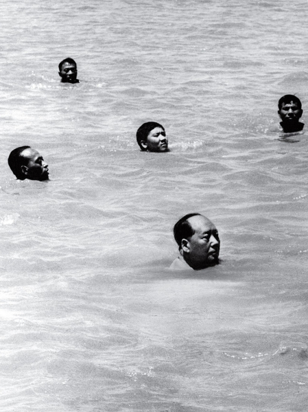 Председатель Мао плавает в Янцзы, 1966 год
Одна из самых известных..0