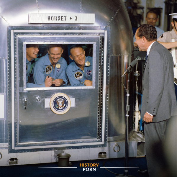 Президент Ричард Никсон встретил экипаж «Аполлона-11» на борту..0