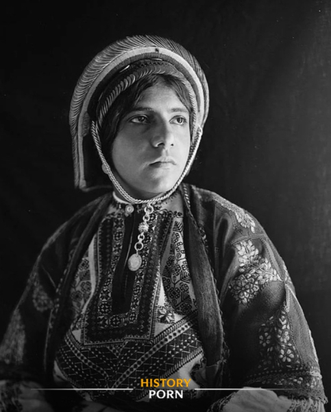 Рамалла, 1898 год. На фотографии запечатлена женщина в..0