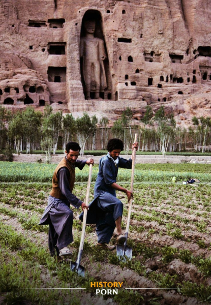 Сельскохозяйственный труд в долине Бамиан в 1992 году. На заднем..0