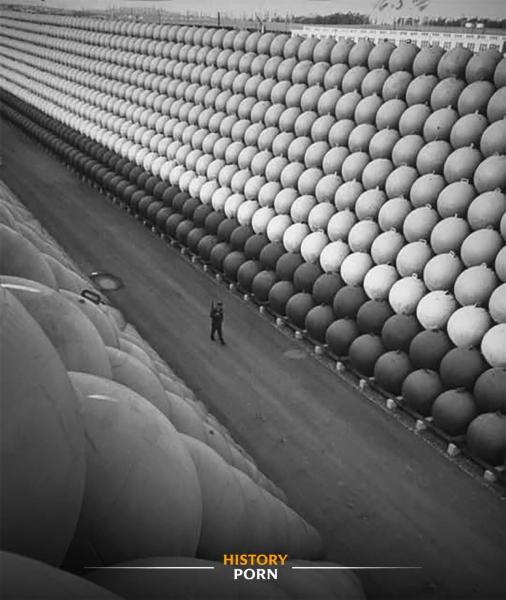 США, Калифорния, 1953 год.
На снимке LIFE — охранник идёт по..0