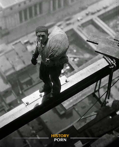 Строитель на стальной балке небоскреба по адресу Уолл-стрит, 40 в..0