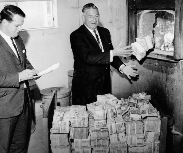 19 июля 1968 года в Новой Зеландии сотрудник Резервного банка Эрик..0