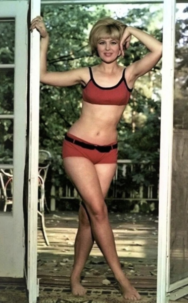 Алый купальник с чёрной отстрочкой, в котором появилась Наталья..2