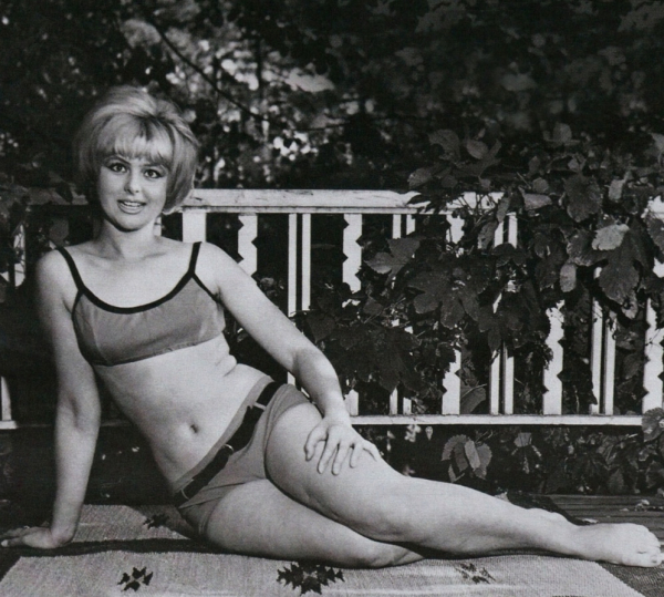 Алый купальник с чёрной отстрочкой, в котором появилась Наталья..1