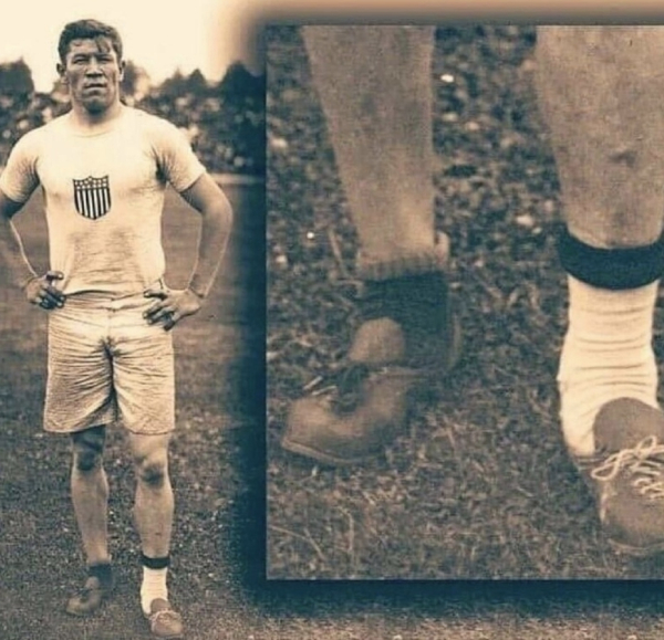 Это Джим Торп - американский легкоатлет. На снимке заметно, что на..0