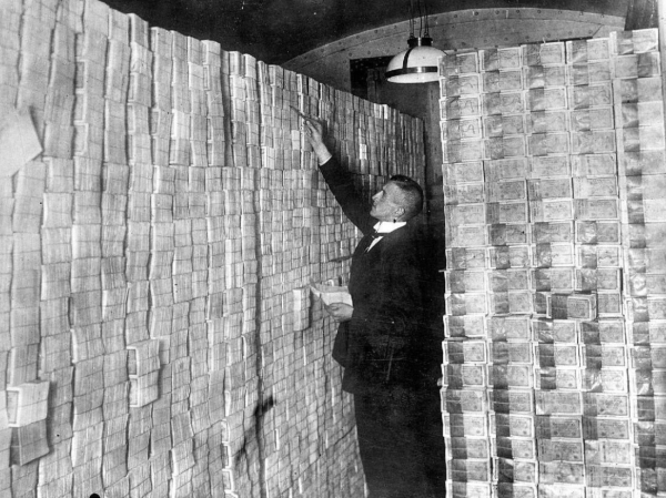 Гиперинфляция в Германии в 1923 году считается одним из самых..0