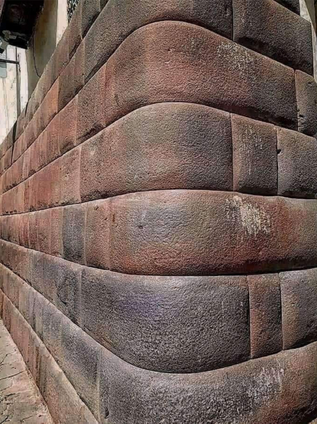 Каменные стены инков действительно поражают — и закруглённые..0