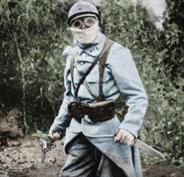 Картина французского солдата-траншейного рейдера с револьвером..0