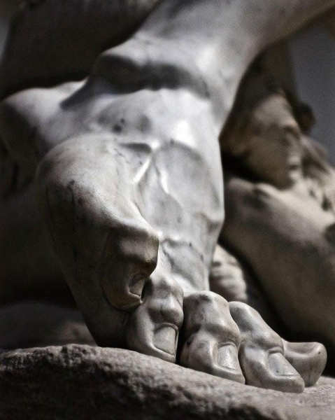 Кажется, это не мрамор, а живая плоть, застывшая на вдохе…..0