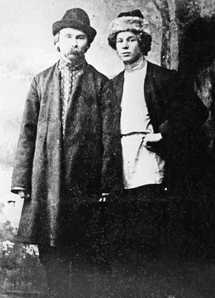 Клюев и Есенин, Петроград, Российская империя, 1915 год.

Отношения..0