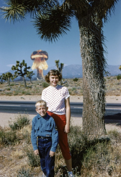 Невада, 1960-е годы.
На заднем плане - испытание ядерного заряда, а..0